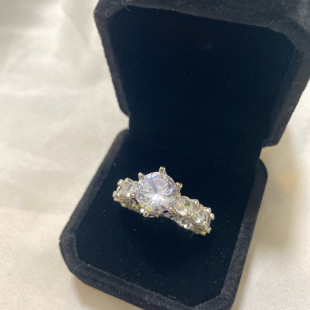 Luxurious Vintage Style Exaggerated Zirconia Ring Size 10 - Picture 8 of 8
